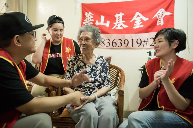 小禎探訪94歲獨居長輩   女兒愛照顧人「矯枉過正」