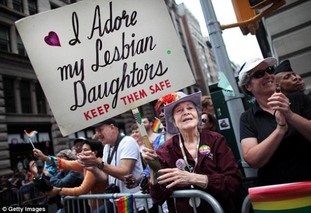 92歲奶奶參加LGBT遊行 連續30年高舉「我愛我的同志女兒」