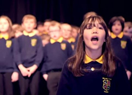 10歲自閉症和過動症的女孩，唱出優美歌聲感動全球網友
