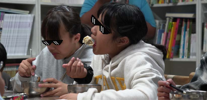 一箱泡麵的童年，他却不敢喊饿