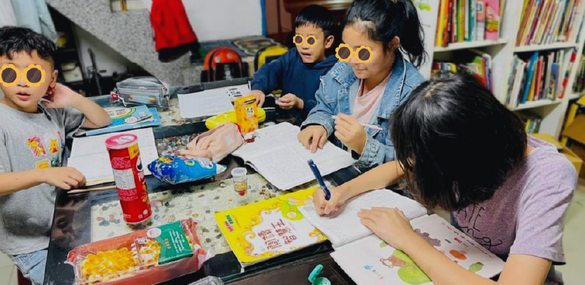 這裡有飯，也有等媽媽的伴