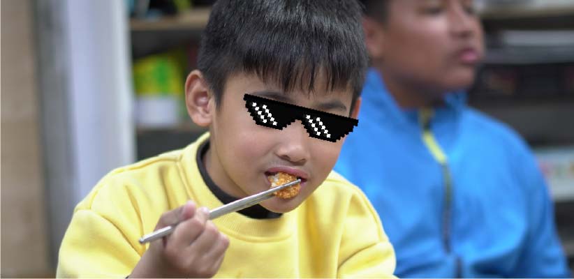 一箱泡麵的童年，他却不敢喊饿