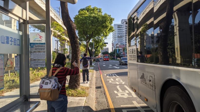 從「公車」到「火車」的自立之路