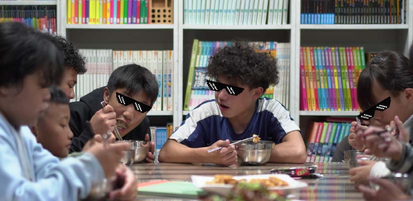 一箱泡麵的童年，他却不敢喊饿