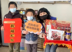 「袋」受飢兒過好年